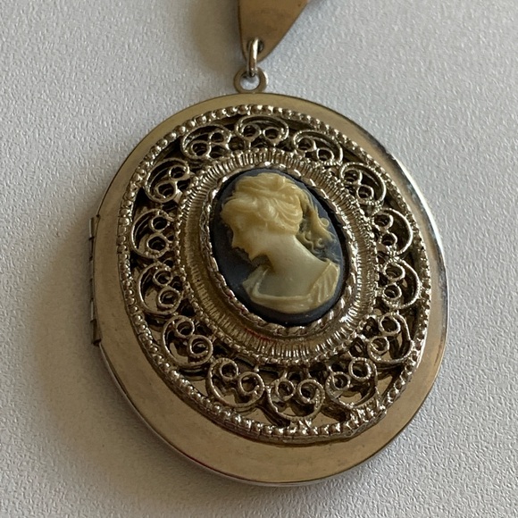 Large long cameo pendant locket. Elegant period piece. - Picture 4 of 6